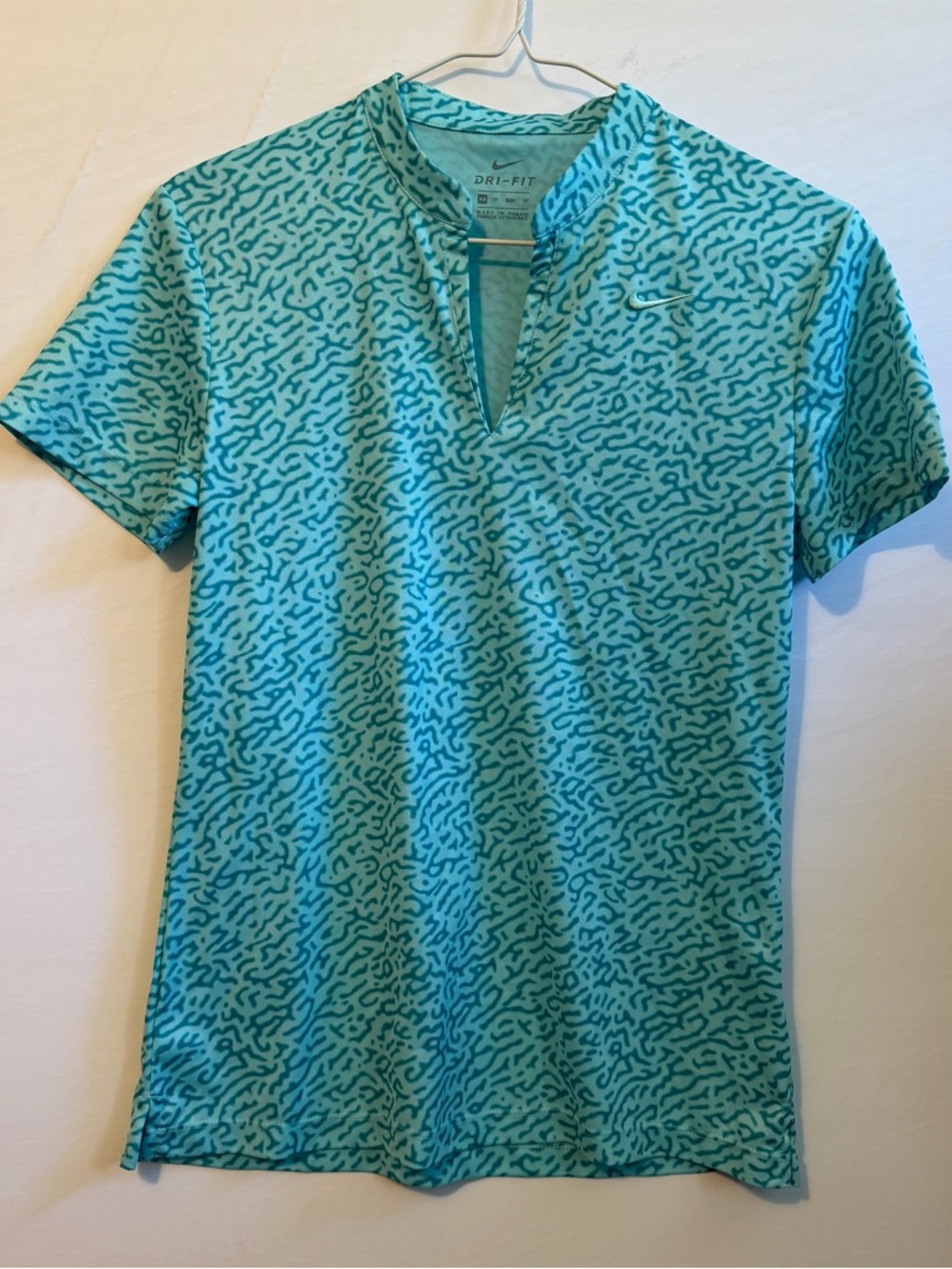 Nike Aqua Teal Patterned Short Sleeve dri fit vneck Athletic Top size xs